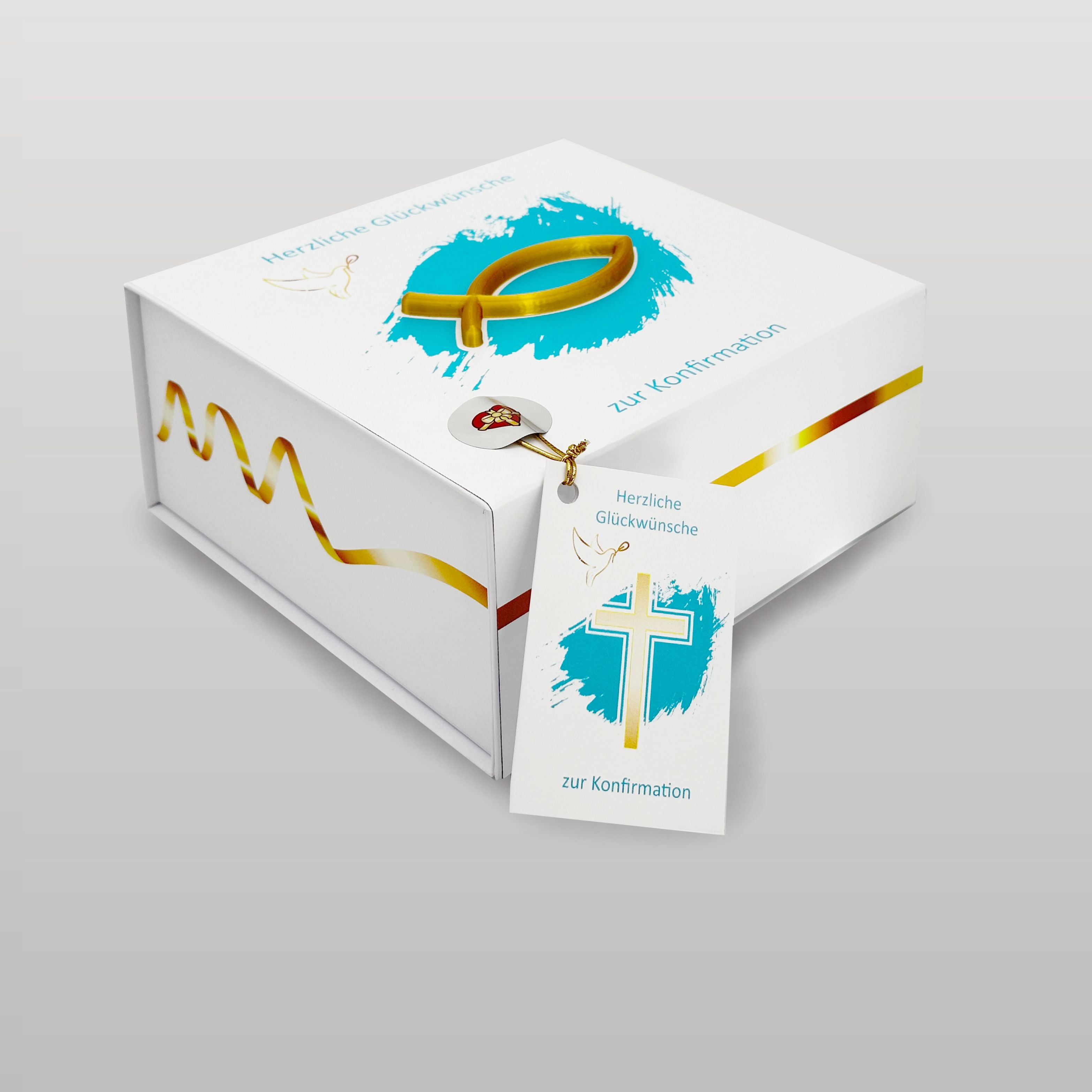 Quadratische weiße Geschenkbox zur Konfirmation mit Deckel. Auf der Oberseite befindet sich ein erhabenes goldenes 3D-Fischsymbol auf einem türkisblauen Farbakzent. Die Seiten sind mit goldenen, geschwungenen Linien verziert. An der Vorderseite hängt eine Grußkarte mit Kreuzmotiv und dem Text ‚Herzliche Glückwünsche zur Konfirmation‘.