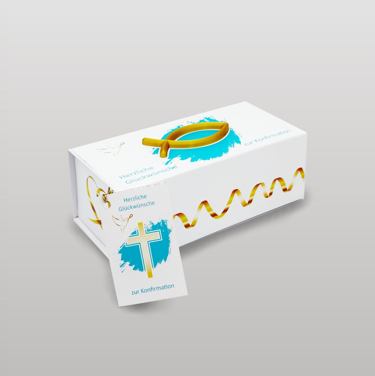 Weiße rechteckige Geschenkbox zur Konfirmation mit goldfarbenem 3D-Fischsymbol auf dem Deckel. Die Box hat türkisblaue Farbakzente, einen goldenen Wellenstreifen an der Seite und einen Anhänger mit Kreuz und der Aufschrift ‚Herzliche Glückwünsche zur Konfirmation‘