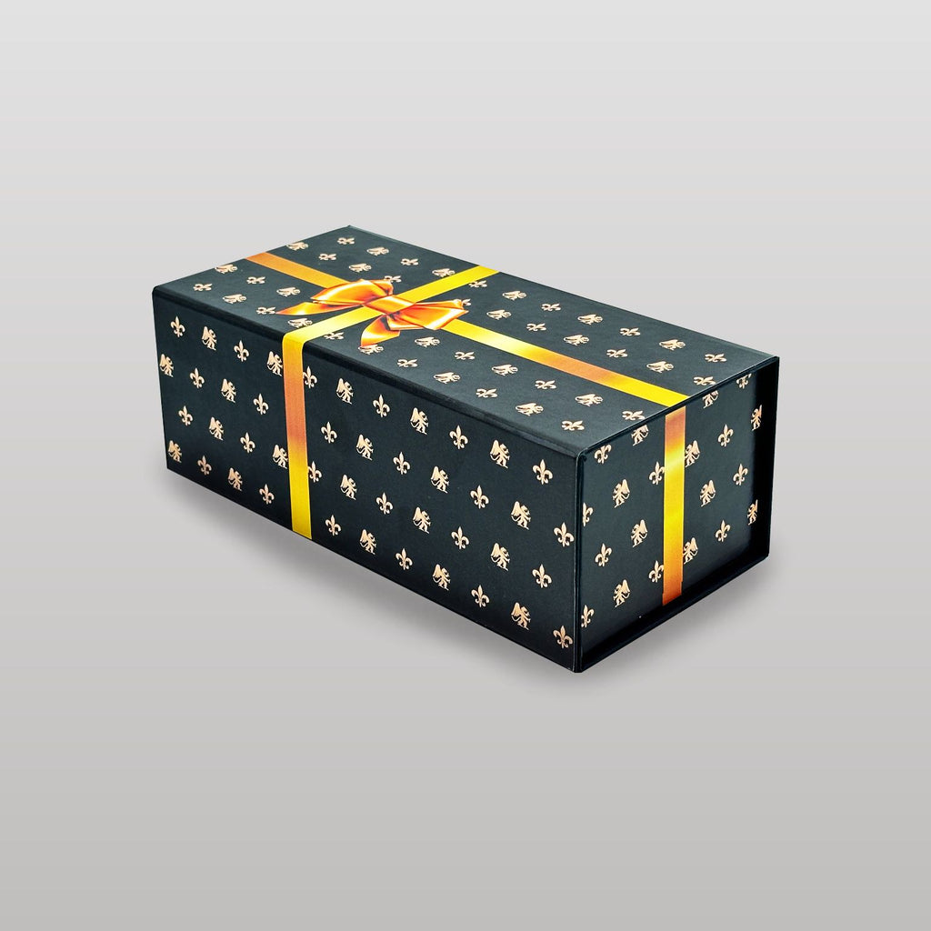 Ansicht schräg von vorn der Magnetbox schwarz mit goldener Schleife – elegante Geschenkverpackung mit Lilienmuster und Magnetverschluss