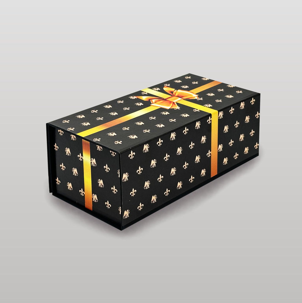 Ansicht seitlich der Magnetbox schwarz mit goldener Schleife – elegante Geschenkverpackung mit Lilienmuster und Magnetverschluss