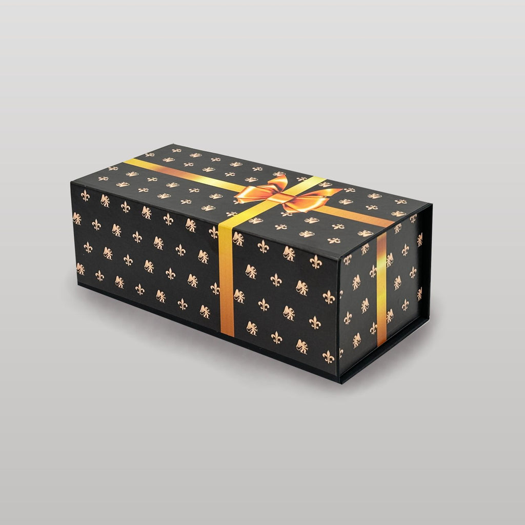 Ansicht von hinten der Magnetbox schwarz mit goldener Schleife – elegante Geschenkverpackung mit Lilienmuster und Magnetverschluss
