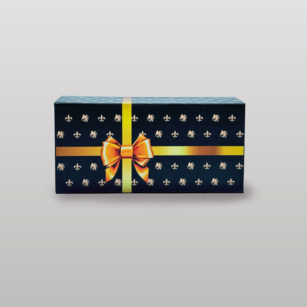 Ansicht von oben der Magnetbox schwarz mit goldener Schleife und Lilienmuster – elegante Geschenkbox mit Magnetverschluss für Gutschein oder Geldgeschenk