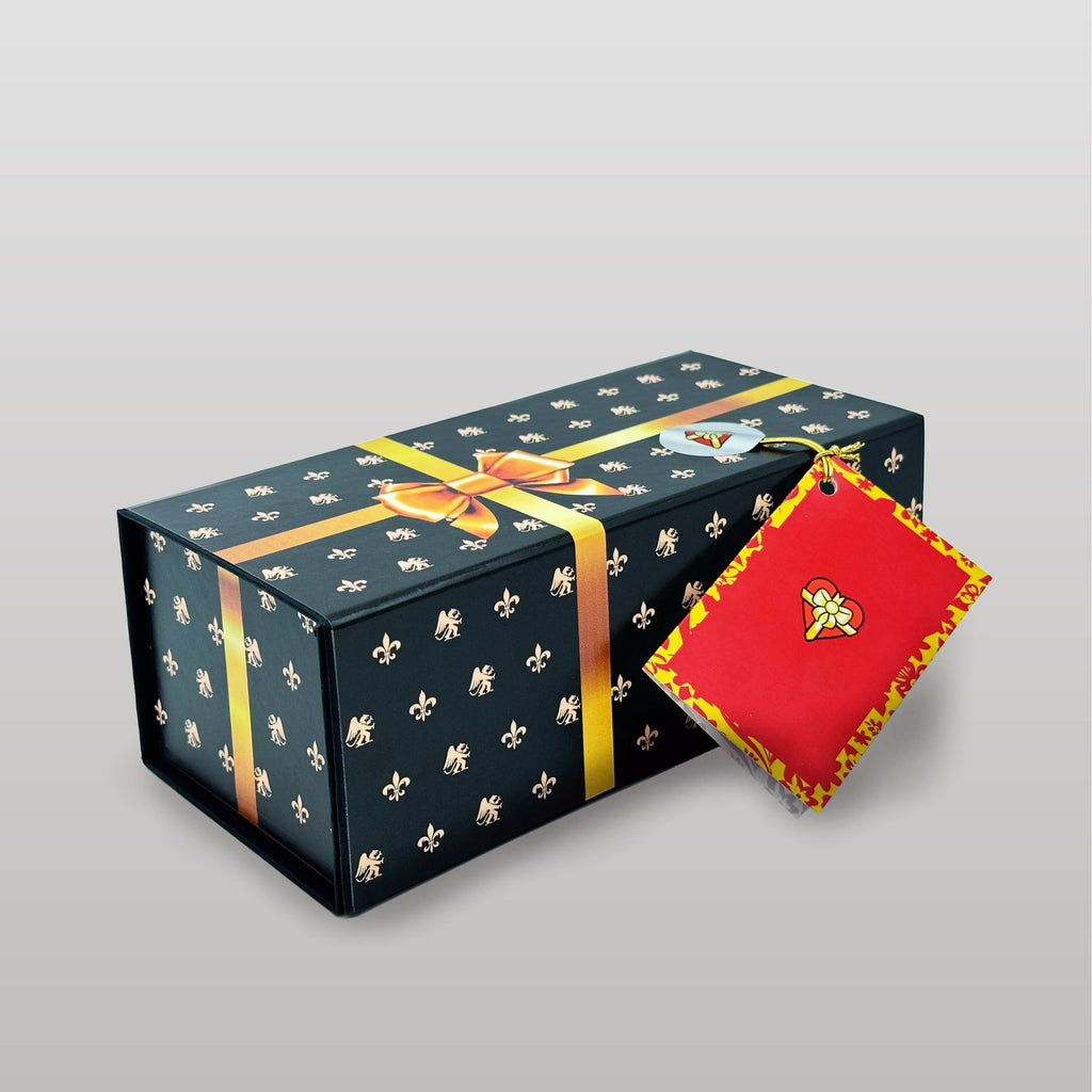 Magnetbox schwarz mit goldener Schleife und Lilienmuster. Elegante, rechteckige Geschenkbox mit Magnetverschluss für Geschenke, Gutschein oder Geldgeschenk. Mit passendem rotem Grußkärtchen mit Herz-Logo.