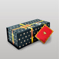 Magnetbox schwarz mit goldener Schleife und Lilienmuster. Elegante, rechteckige Geschenkbox mit Magnetverschluss für Geschenke, Gutschein oder Geldgeschenk. Mit passendem rotem Grußkärtchen mit Herz-Logo.