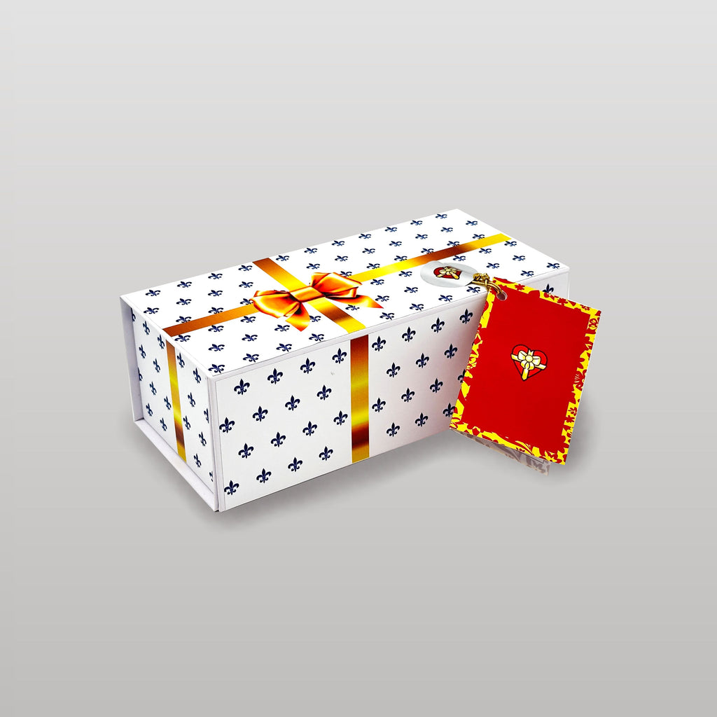 Magnetbox weiß mit goldener Schleife und Lilienmuster. Elegante, rechteckige Geschenkbox mit Magnetverschluss für Geschenke, Gutschein oder Geldgeschenk. Mit passendem rotem Grußkärtchen mit Herz-Logo.