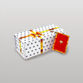 Magnetbox weiß mit goldener Schleife und Lilienmuster. Elegante, rechteckige Geschenkbox mit Magnetverschluss für Geschenke, Gutschein oder Geldgeschenk. Mit passendem rotem Grußkärtchen mit Herz-Logo.