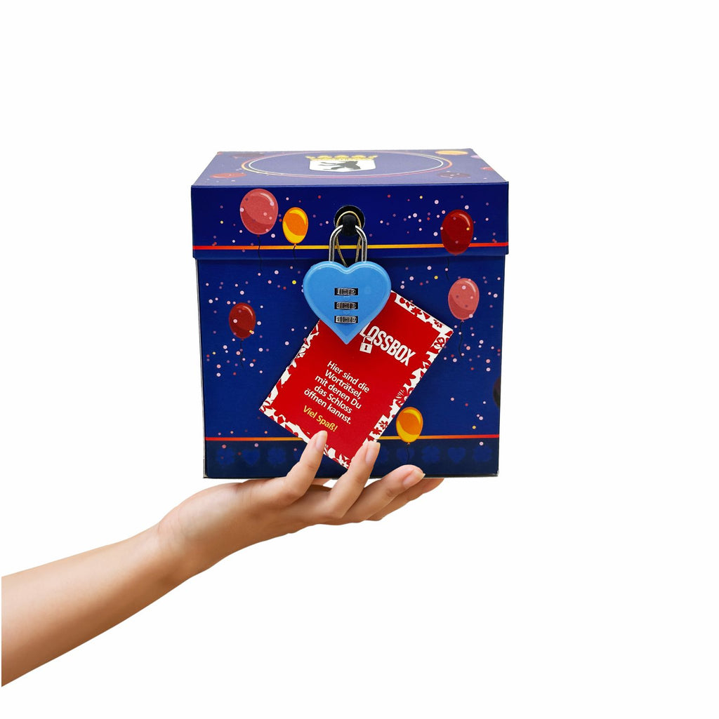 Hand hält eine Rätsel-Geschenkbox Geburtstag Berlin im blauen Ballon-Design mit Herz-Zahlenschloss.