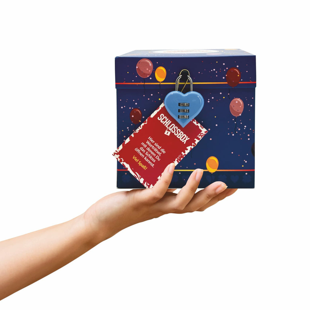 Blaue Rätselbox Geburtstag mit Herz-Zahlenschloss, Ballonmotiv und Anhänger, von einer Hand gehalten, auf weißem Hintergrund.