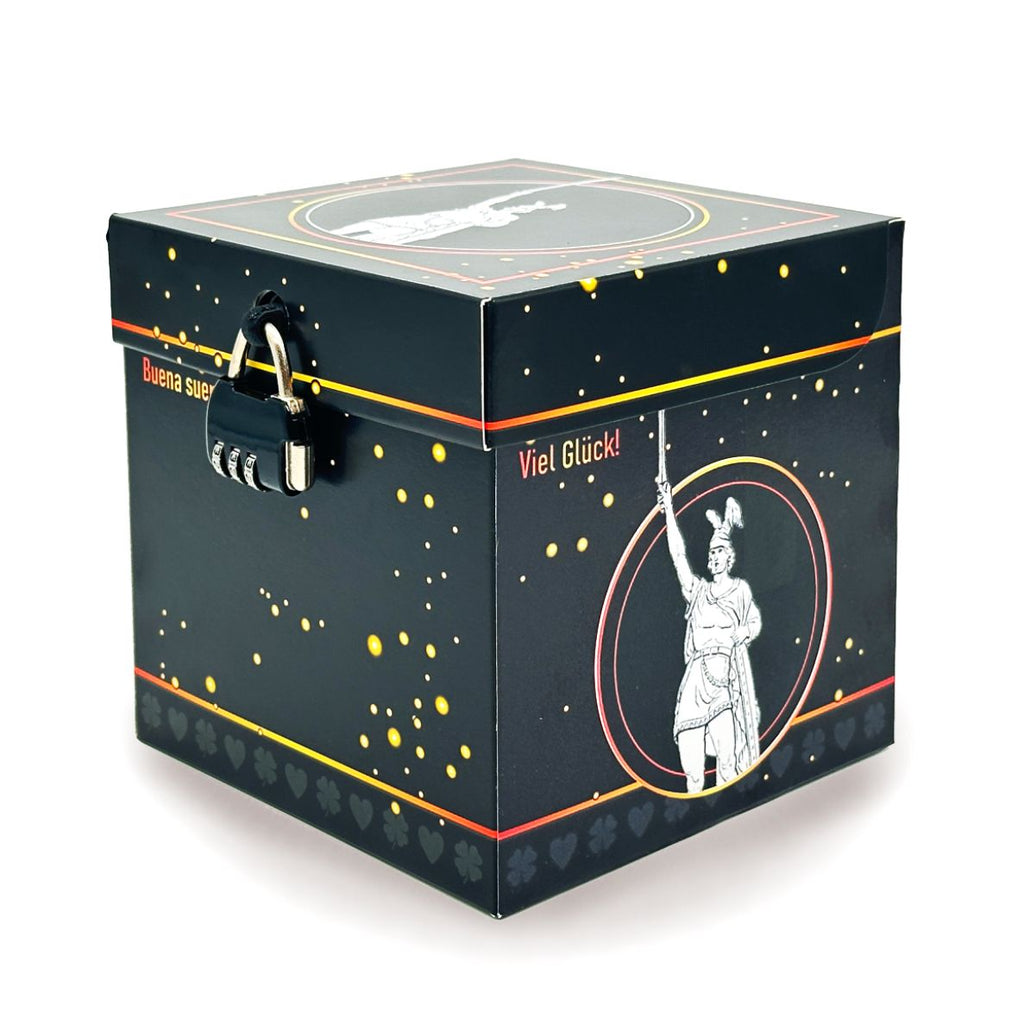 Schwarze Rätsel-Geschenkbox mit goldenen Sprenkeln und Hermannsdenkmal-Motiv. Die Box hat ein schwarzes Zahlenschloss und den Schriftzug ‚Viel Glück!‘ auf der Seite.