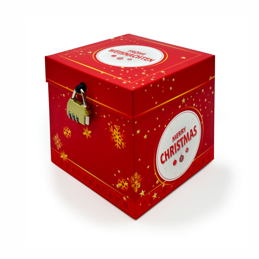 Geschlossene Rätselbox Weihnachten in Rot mit goldenen Sternen und Schneeflocken, goldenem Zahlenschloss und rundem Motiv mit Schriftzug ‚Merry Christmas‘ an der Seite.