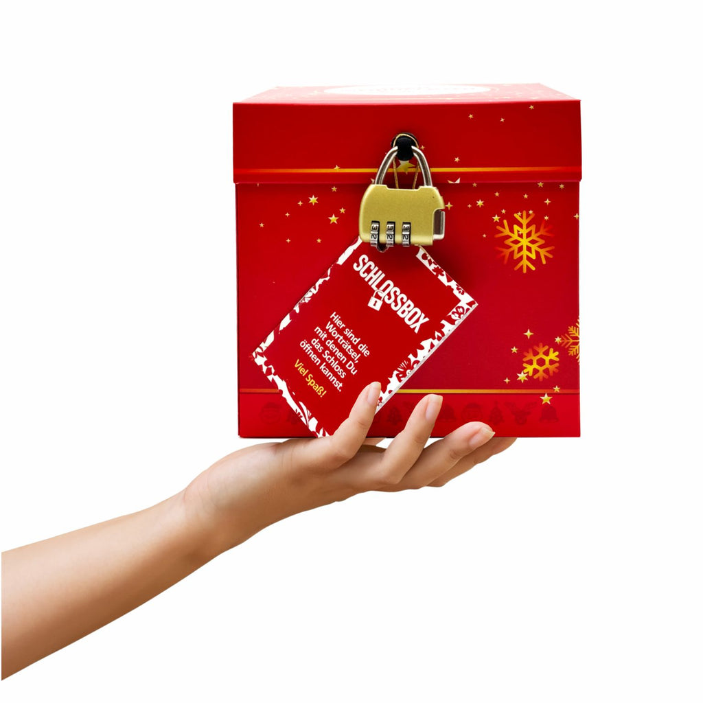 Geschlossene Rätselbox Weihnachten in Rot mit goldenen Stern- und Schneeflockenmotiven, goldenem Zahlenschloss und rotem Anhänger mit den Worträtseln, präsentiert auf einer Hand auf weißem Hintergrund.