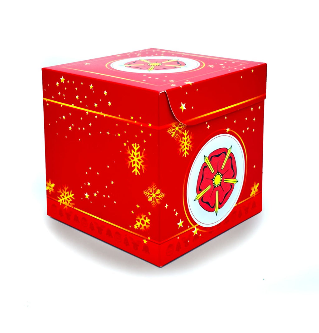 Rote weihnachtliche Rätselbox Lippische Rose mit Schneeflocken- und Sternmotiv auf weißem Hintergrund.