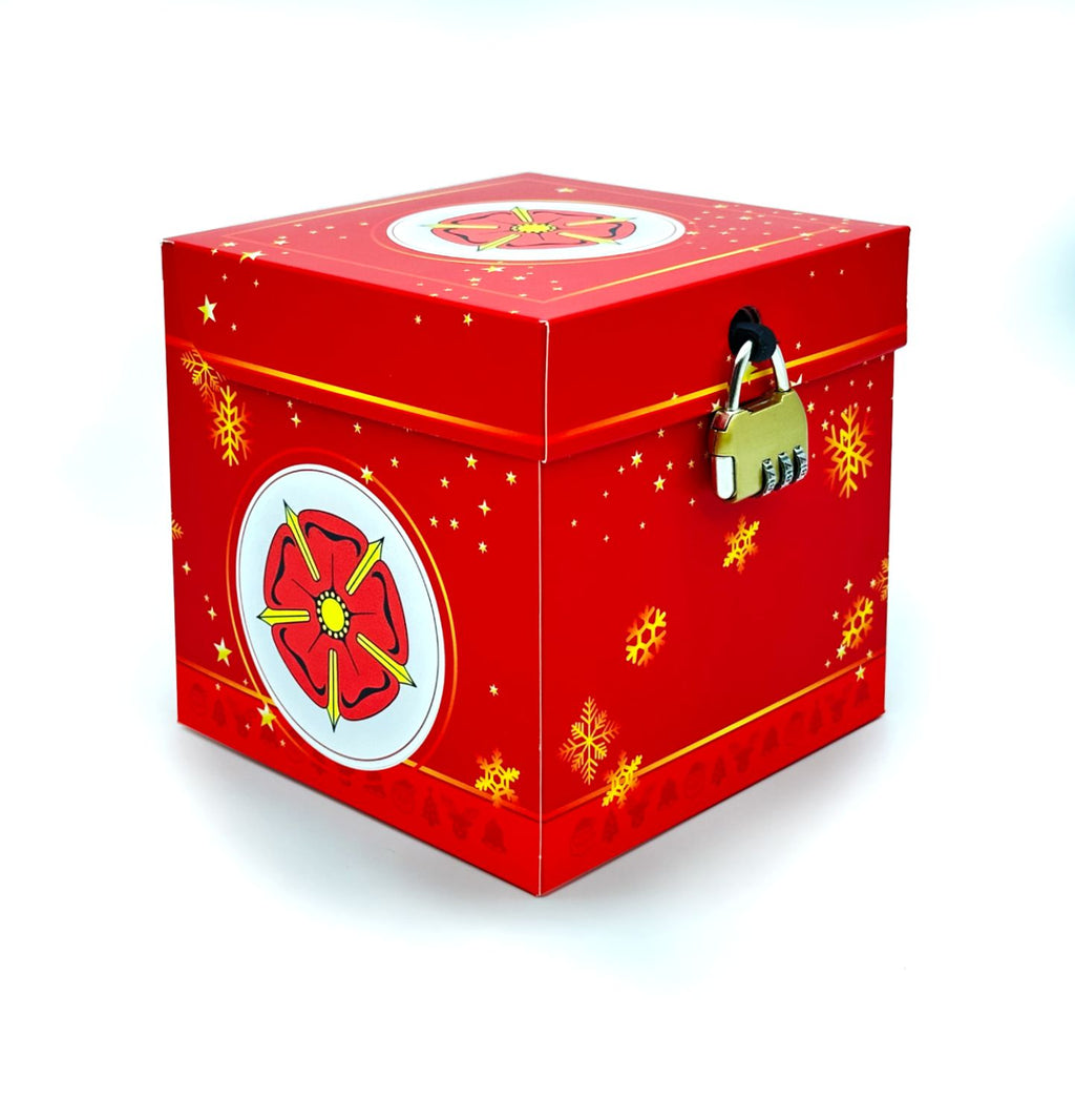 Rote Rätselbox  Weihnachten Lippische Rose mit goldfarbenem Zahlenschloss und Schneeflockenmotiv, freigestellt auf weißem Hintergrund.
