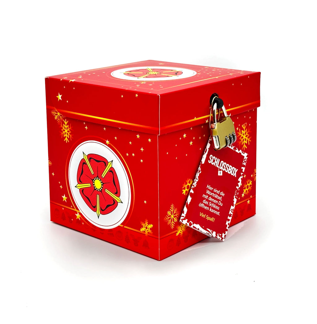 Rote weihnachtliche Rätselbox mit Motiv der Lippischen Rose, goldfarbenem Vorhängeschloss und Anhänger, freigestellt auf weißem Hintergrund.
