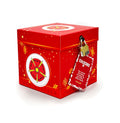 Rote weihnachtliche Rätselbox mit Motiv der Lippischen Rose, goldfarbenem Vorhängeschloss und Anhänger, freigestellt auf weißem Hintergrund.