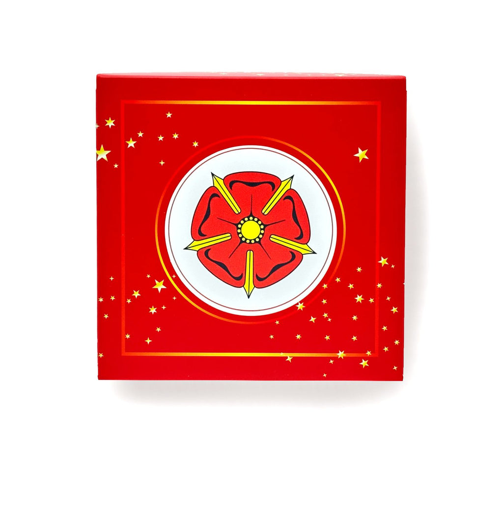 Draufsicht der roten Rätselbox Weihnachten Lippische Rose mit Motiv der Lippischen Rose auf dem Deckel, freigestellt auf weißem Hintergrund.