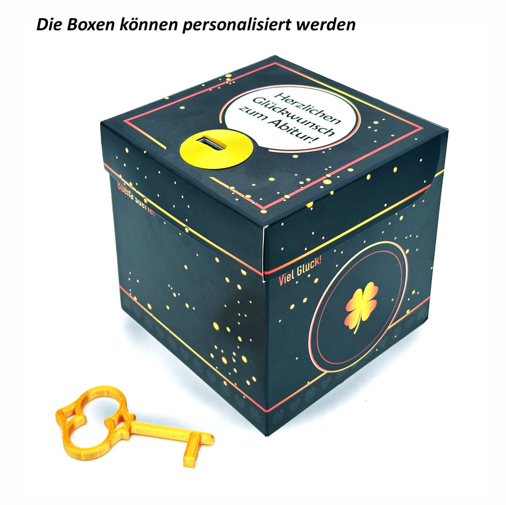 Schlossbox Glück in Schwarz mit goldenen Sprenkeln und Glücksschweinchen auf der Seite, personalisiert mit dem Schriftzug ‚Herzlichen Glückwunsch zum Abitur!‘ auf dem Deckel, goldener Schlüssel liegt vor der Box.