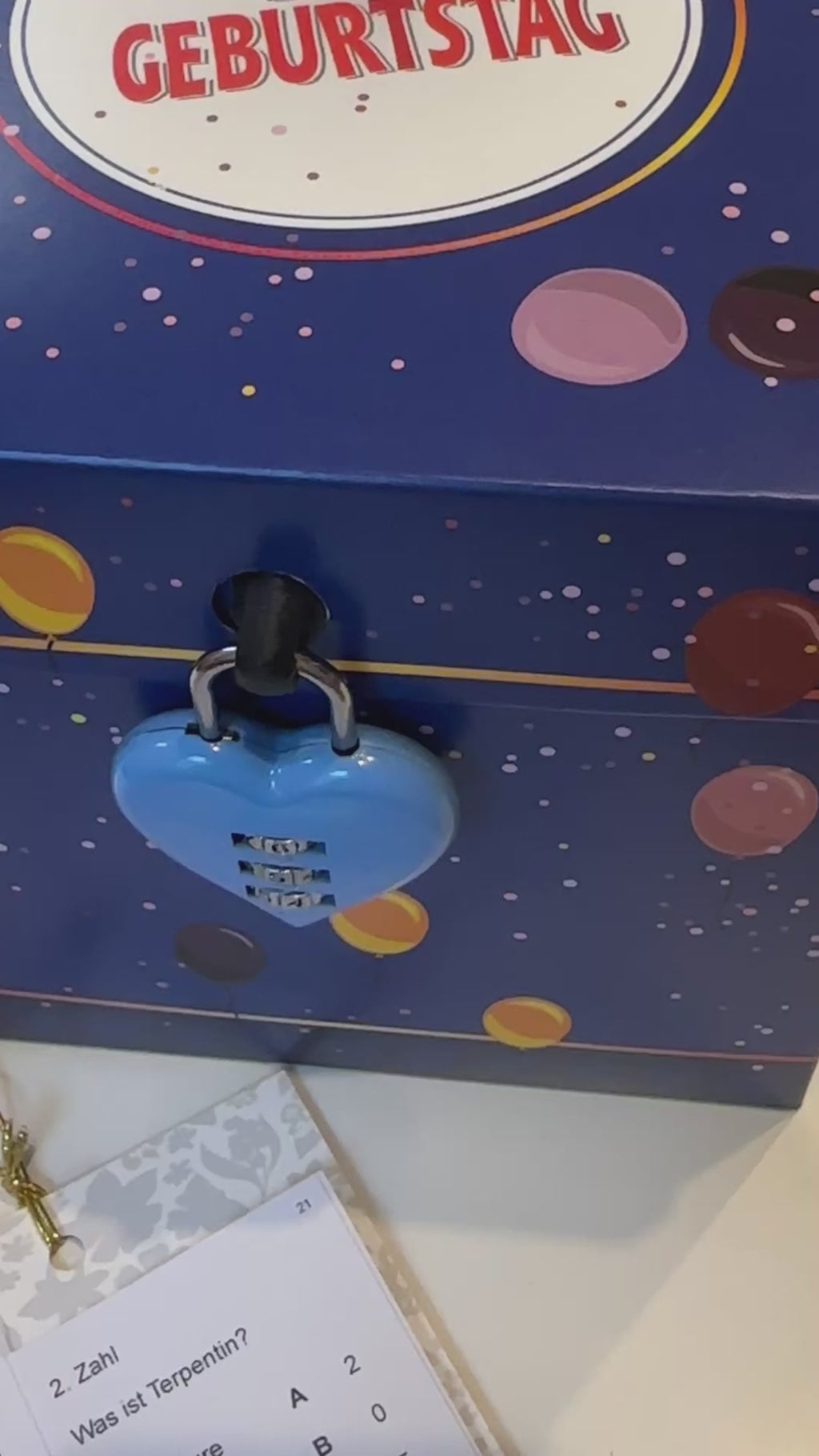 Das blaue Herzschloss (Zahlenschloss) an der Rätselbox Geburtstag wird geöffnet.