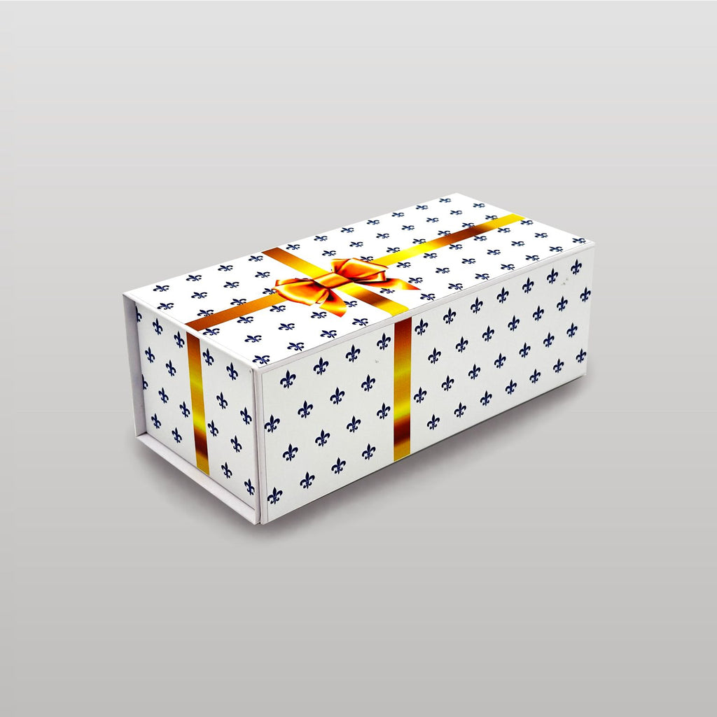 Ansicht  seitlich von vorn der Magnetbox weiß mit goldener Schleife – elegante Geschenkverpackung mit Lilienmuster und Magnetverschluss