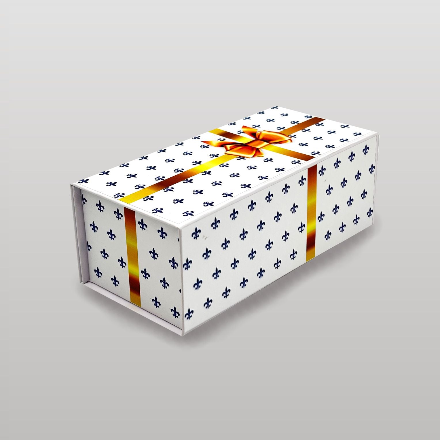 Ansicht von hinten der Magnetbox weiß mit goldener Schleife – elegante Geschenkverpackung mit Lilienmuster und Magnetverschluss