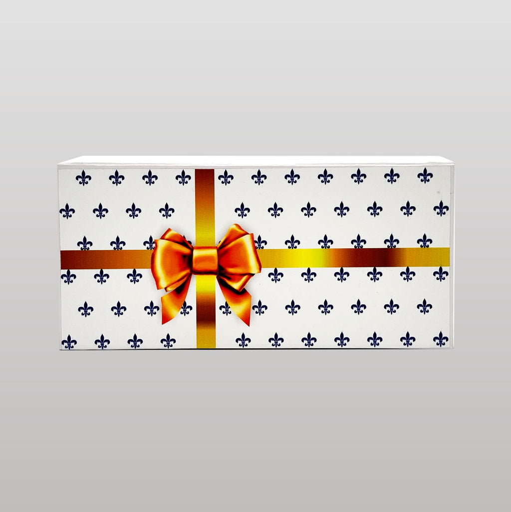 Ansicht von oben der Magnetbox weiß mit goldener Schleife – elegante Geschenkverpackung mit Lilienmuster und Magnetverschluss