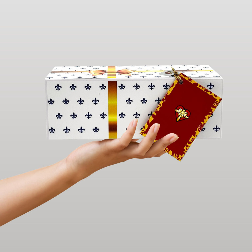 Magnetbox weiß mit goldener Schleife wird in der Hand gehalten – stilvolle Geschenkbox für Gutschein oder Geldgeschenk