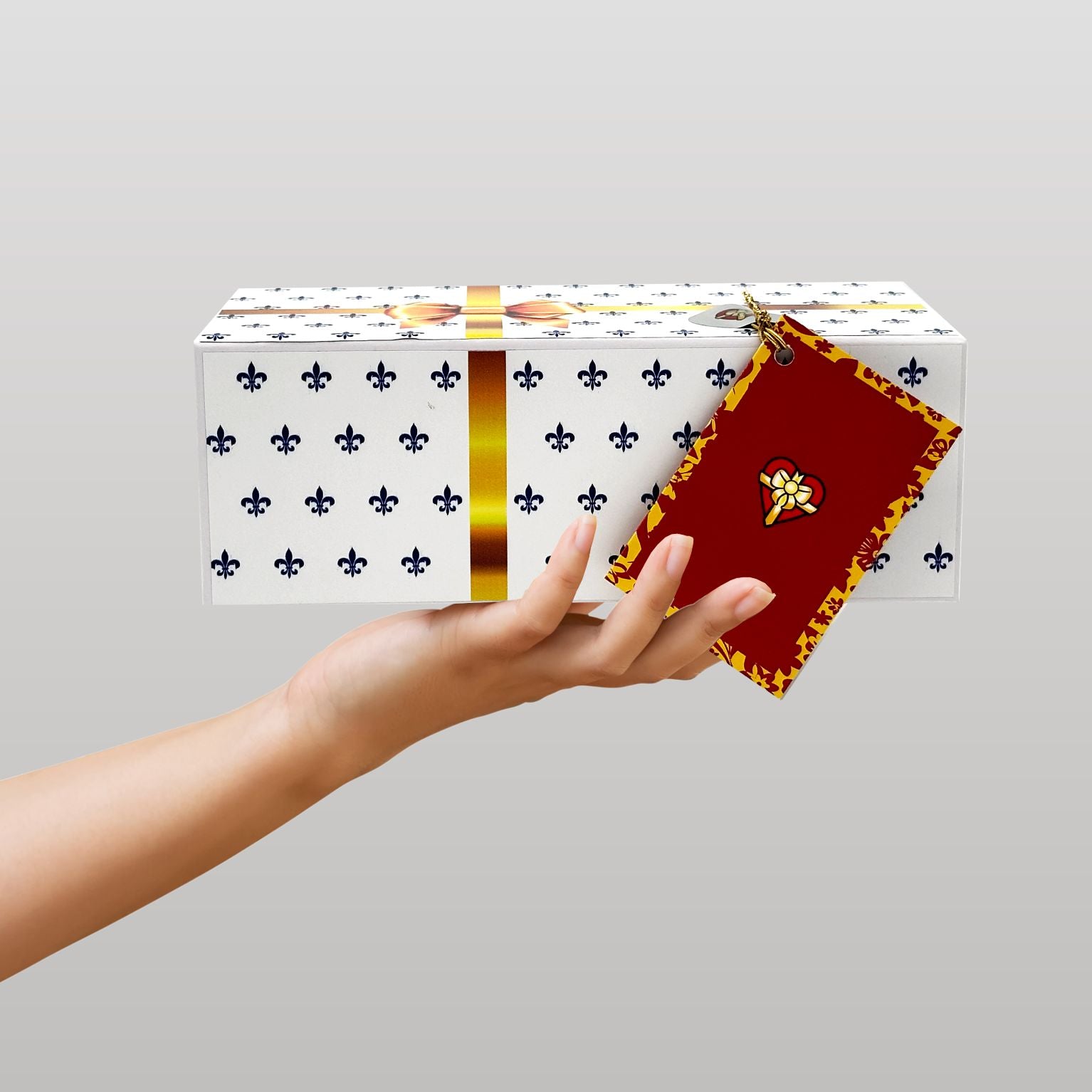 Magnetbox weiß mit goldener Schleife wird in der Hand gehalten – stilvolle Geschenkbox für Gutschein oder Geldgeschenk